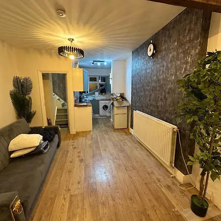 2 Bedrooms A Modern Bathroom Apartment In City Of Westminster North Paddington Area Walking Distance To Westbourne Park Notting Hill Paddington Underground Stations 100S Of Shops Tvs In Every Room Including Sky Sports And Netflix
